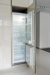 Узкий двухкамерный холодильник с No Frost Kuppersbusch FKG 8300.1i фото 2 фото 2