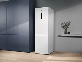 Белый холодильник Electrolux RNC7ME32W2 фото 3 фото 3